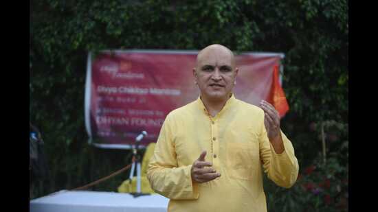 Healing through mantras advocate Dr Prasann Prabhakar addresses newspersons at the Jahangirabad Palace in Lucknow on Saturday. (HT Photo)