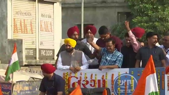 AAP convenor Arvind Kejriwal and Punjab CM Bhagwant Mann leads roadshow in Ahmedabad(Twitter/ANI)