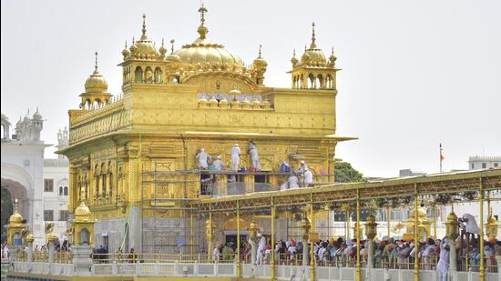 As per data assessed by the Punjab Pollution Control Board (PPCB), the quantity of air pollutants that affect the gold plating and marble surface of the Golden Temple, Amritsar, is increasing. (HT File Photo)