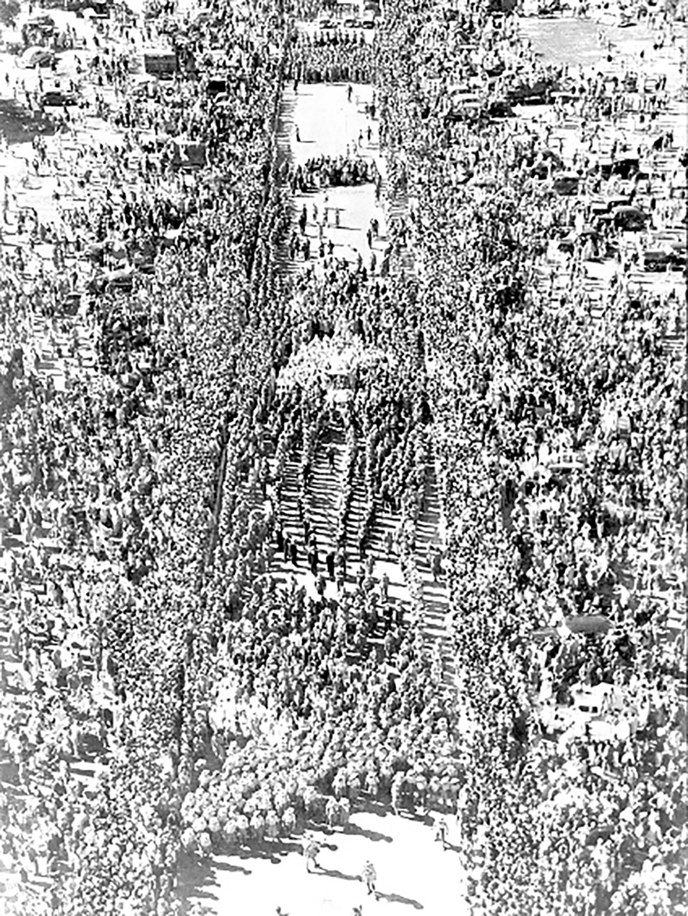 Lakhs gathered for Gandhi’s funeral procession in Delhi on 31 January, 1948. (National Gandhi Museum)