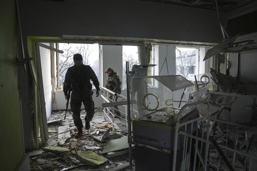 Ukrainian servicemen work inside a maternity hospital damaged by shelling in Mariupol.&nbsp; (AP file photo)