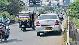 The Mumbai Traffic Police will soon start seizing the vehicles of motorists nabbed for wrong side driving. (HT PHOTO.)