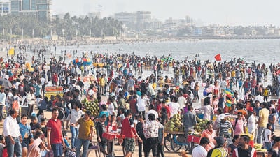 Huge crowd at Juhu Beach after the government removed all Covid 19 restrictions. (Vijay Bate/HT Photo) Huge crowd at Juhu Beach after the government removed all Covid 19 restrictions. (Vijay Bate/HT Photo)