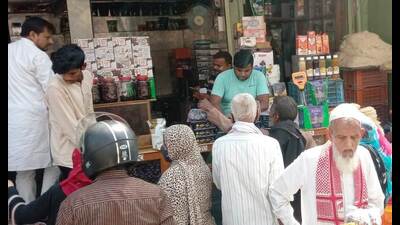 Shopkeepers selling dates of different varieties in Chowk. (HT) Shopkeepers selling dates of different varieties in Chowk. (HT)