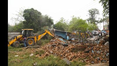 A drive against encroachment being carried out in Patna on Sunday. (Santosh Kumar/HT Photo) A drive against encroachment being carried out in Patna on Sunday. (Santosh Kumar/HT Photo)