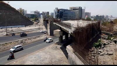 The redevelopment work of the Sus-Pashan bridge which was expected to be completed in March 2022 continues to irk commuters as it is going on at a very slow clip. (Rahul Raut/HT PHOTO) The redevelopment work of the Sus-Pashan bridge which was expected to be completed in March 2022 continues to irk commuters as it is going on at a very slow clip. (Rahul Raut/HT PHOTO)