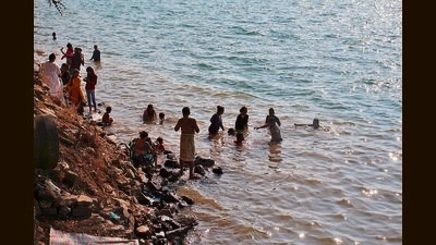 People are seen enjoying a dip at Khadakwasla dam on Sunday. (Ravindra Joshi/HT PHOTO) People are seen enjoying a dip at Khadakwasla dam on Sunday. (Ravindra Joshi/HT PHOTO)