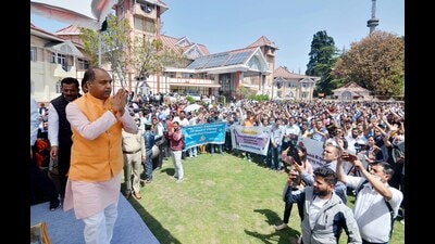 Himachal CM Jai Ram Thakur greets government staffers during the Karamchari Maha Sammelan in Shimla. (Deepak Sansta/HT) Himachal CM Jai Ram Thakur greets government staffers during the Karamchari Maha Sammelan in Shimla. (Deepak Sansta/HT)