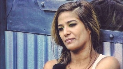 Poonam Pandey cried a lot as she talked about being alone. She also said she wished her marriage would have lasted..