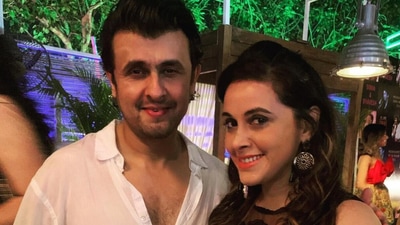 Sonu Nigam with the confused woman in question. Sonu Nigam with the confused woman in question.