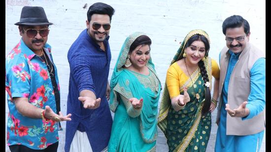 Annu Awasthi, Pawan Singh, Akansha Sharma, Farhana Parveen and Amrish Bobby on the sets of TV show Aur Bhai Kya Chal Raha Hai that has completed a year in Lucknow. (HT Photo)