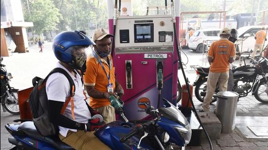 On Saturday a litre of petrol was available at <span class='webrupee'>₹</span>117.57, while a litre of diesel was priced at <span class='webrupee'>₹</span>101.79. (Vipin Kumar/HT PHOTO)