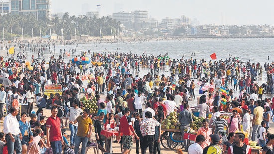 Huge crowd at Juhu Beach after the government removed all Covid 19 restrictions. (Vijay Bate/HT Photo)