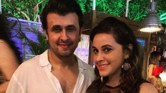 Sonu Nigam with the confused woman in question.