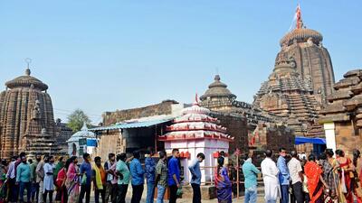 Devotees stand in a queue to offer prayers at Lingaraj Temple on the occasion of Maha Shivaratri, in Bhubaneswar (ANI) Devotees stand in a queue to offer prayers at Lingaraj Temple on the occasion of Maha Shivaratri, in Bhubaneswar (ANI)
