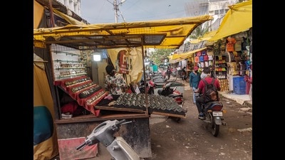 The MG Road Hawkers and Pathari Association Seva Sanstha, has given its consent for the construction of a mall at Fashion Street on East Street in Pune Camp. (HT FILE PHOTO)
