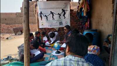 Children of brick kiln workers near Bopdev ghat, Khadi machine chowk are seen enjoying their class. (HT PHOTO) Children of brick kiln workers near Bopdev ghat, Khadi machine chowk are seen enjoying their class. (HT PHOTO)