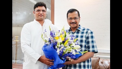 Former Haryana Congress chief Ashok Tanwar with AAP convener Arvind Kejriwal in New Delhi on Monday. (HT Photo) Former Haryana Congress chief Ashok Tanwar with AAP convener Arvind Kejriwal in New Delhi on Monday. (HT Photo)