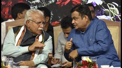Union minister for road transport and highways Nitin Gadkari with Haryana chief minister Manohar Lal Khattar during ‘Jan Vikas Rally’ in Sonepat on Monday. (PTI)