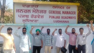 Punjab Roadways/PRTC contractual employees protesting against state government at bus stand in Ludhiana on April 04, 2022. (HT PHOTO)