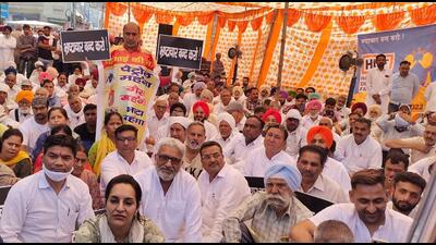 HDF workers staging a sit-in during a protest against alleged corruption outside Ambala MC office. (HT Photo) HDF workers staging a sit-in during a protest against alleged corruption outside Ambala MC office. (HT Photo)