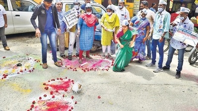 Bengaluru potholes not fixed entirely even after Karnataka high court deadline (PTI) Bengaluru potholes not fixed entirely even after Karnataka high court deadline (PTI)