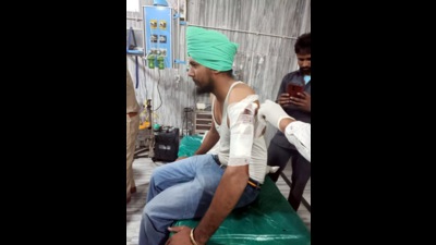Four injured as warring factions of AAP clash (HT)