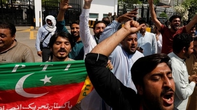 Supporters of the Pakistan Tehreek-e-Insaf (PTI) political party, chant slogans in support of Pakistani Prime Minister Imran Khan, outside parliament building Islamabad.&nbsp; (REUTERS)