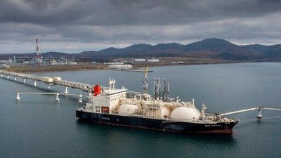 The tanker Sun Arrows loads its cargo of liquefied natural gas from the Sakhalin-2 project in the port of Prigorodnoye, Russia. (AP)