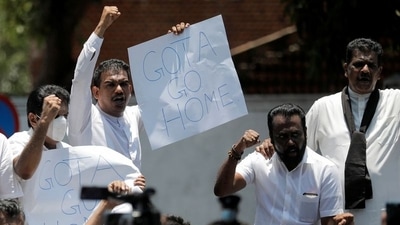 Members of opposition alliance, Samagi Jana Balawegaya &nbsp;were also seen shouting slogans against President Gotabaya Rajapaksa near Independence Square after the government imposed a curfew in Colombo, Sri Lanka April 3. (REUTERS)