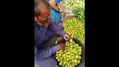 Prices of lemon have risen to unseen levels, reaching up to  ₹10 per lemon in Pune. (Ravindra Joshi/HT PHOTO)
