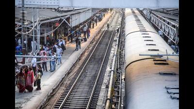 The Pune railway division will resume running of diesel electric multiple unit (DEMU), mainline electric multiple unit (MEMU) and local trains with full capacity from April 11 and April 15. (HT FILE PHOTO) The Pune railway division will resume running of diesel electric multiple unit (DEMU), mainline electric multiple unit (MEMU) and local trains with full capacity from April 11 and April 15. (HT FILE PHOTO)