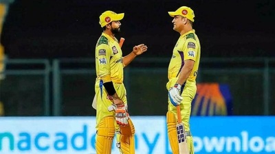 Ravindra Jadeja and MS Dhoni in discussion.&nbsp; (Twitter)