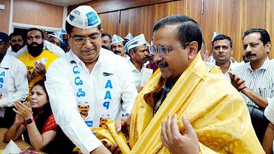 Delhi chief minister and Aam Aadmi Party (AAP) national convener Arvind Kejriwal being felicitated by former Bengaluru Police Commissioner Bhaskar Rao in New Delhi on Monday. (ANI) Delhi chief minister and Aam Aadmi Party (AAP) national convener Arvind Kejriwal being felicitated by former Bengaluru Police Commissioner Bhaskar Rao in New Delhi on Monday. (ANI)