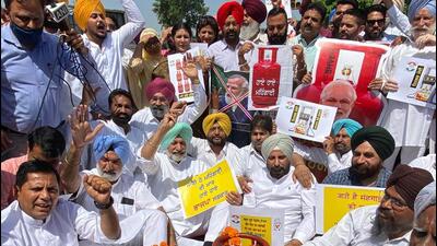 Congress workers,led by former Punjab health minister Balbir Singh Sidhu,protesting against inflation at the Phase 7, Mohali. (HT Photo) Congress workers,led by former Punjab health minister Balbir Singh Sidhu,protesting against inflation at the Phase 7, Mohali. (HT Photo)