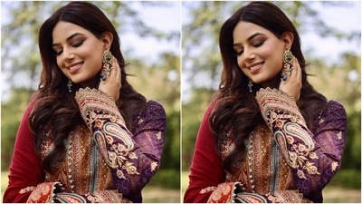 In the end, Harnaaz went with subtle smoky eye shadow, sleek black eyeliner, mascara-adorned lashes, blushed cheeks, glowing skin, berry-toned lip shade, and sharp contouring to round off the glam picks. (Instagram/@missuniverse) In the end, Harnaaz went with subtle smoky eye shadow, sleek black eyeliner, mascara-adorned lashes, blushed cheeks, glowing skin, berry-toned lip shade, and sharp contouring to round off the glam picks. (Instagram/@missuniverse)