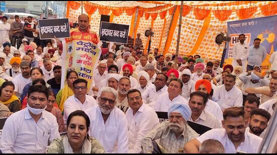 HDF workers staging a sit-in during a protest against alleged corruption outside Ambala MC office. (HT Photo)
