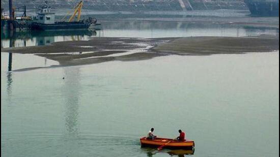 On Monday, the water level in Bhakhra reservoir was 1,570 ft, 36 ft higher than the level at the same time last year1,534 ft. (HT Photo)