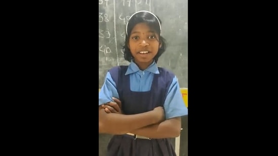 School Girlsxxx - 8-year-old school girl sings Kahi Pyaar Na Ho Jaye in her melodious voice |  Trending - Hindustan Times