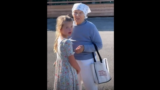 The little girl meets her 95-year-old neighbour with Down syndrome in this Instagram video.&nbsp;(Instagram/@goodnewscorrespondent)