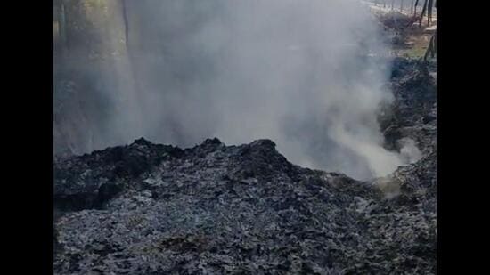Council of Engineers submitted complaint with the chief secretary, chairperson of Punjab Pollution Control Board (PPCB) and deputy commissioner (DC) against setting organic waste on fire in leisure valley in Ludhiana on April 04, 2022. (HT PHOTO)