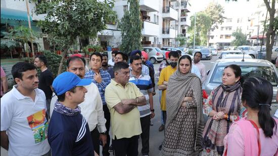 Chandigarh mayorSarbjit Kaur Dhillon and MC commissioner Anindita Mitra during a visit to Sector 51 to examine progress of developmental works. (HT Photo)