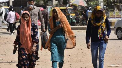 People protect themself from the scorching heat in the national capital region on Monday. (HT PHOTO) People protect themself from the scorching heat in the national capital region on Monday. (HT PHOTO)