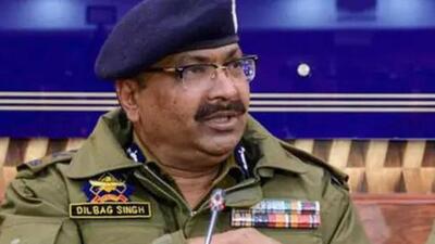 J&K DGP Dilbag Singh on Tuesday participated in the wreath laying ceremony of a CRPF personnel who lost his life in a militant attack on Monday evening in Srinagar city. (File Photo) J&K DGP Dilbag Singh on Tuesday participated in the wreath laying ceremony of a CRPF personnel who lost his life in a militant attack on Monday evening in Srinagar city. (File Photo)