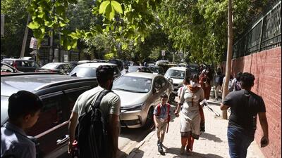 Gurugram, India - April. 05, 2022: Traffic congestion outside Salwan Public School at Sector 15, in Gurugram, India, on Tuesday, April 05, 2022. (Photo by Vipin Kumar/ Hindustan Times) **To go with Leena Dhankar's story** (Vipin Kumar/HT PHOTO) Gurugram, India - April. 05, 2022: Traffic congestion outside Salwan Public School at Sector 15, in Gurugram, India, on Tuesday, April 05, 2022. (Photo by Vipin Kumar/ Hindustan Times) **To go with Leena Dhankar's story** (Vipin Kumar/HT PHOTO)