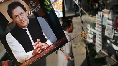 Imran Khan has donned the garb of a martyr to Islam and Pakistan’s dignity. Ironically, taking a dig at politicians and generals for bending before outside powers, (AFP) (HT_PRINT) Imran Khan has donned the garb of a martyr to Islam and Pakistan’s dignity. Ironically, taking a dig at politicians and generals for bending before outside powers, (AFP) (HT_PRINT)