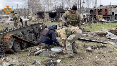 State Emergency Service members collect ordnance after Russia's withdrawal from the area, Bucha, Ukraine (REUTERS) State Emergency Service members collect ordnance after Russia's withdrawal from the area, Bucha, Ukraine (REUTERS)