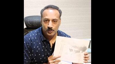 Former MLA Sanjay Talwar addressing a press conference against GLADA officials at his office on Tibba road in Ludhiana on April 05, 2022. (HT PHOTO)