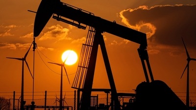 Present US sanctions on Russia do not deter other countries from buying Russian oil. (AP)