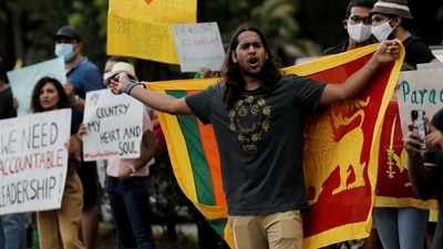 People shout slogans against Sri Lanka's President Gotabaya Rajapaksa and demand Rajapaksa family politicians step down. REUTERS/Dinuka Liyanawatte (REUTERS)